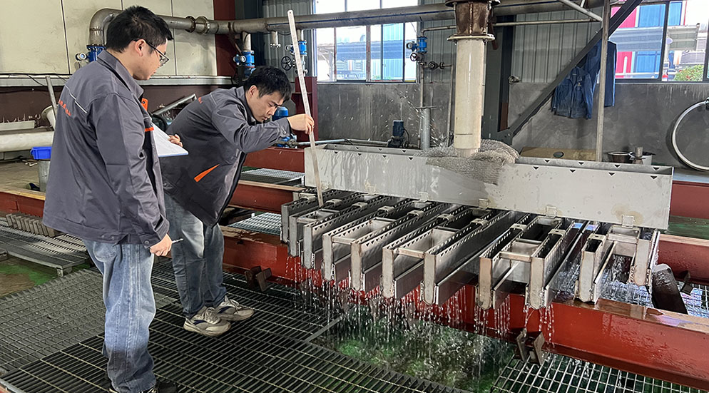 Three types of liquid distributors for packed columns: pan, pipe arm, and spray nozzle